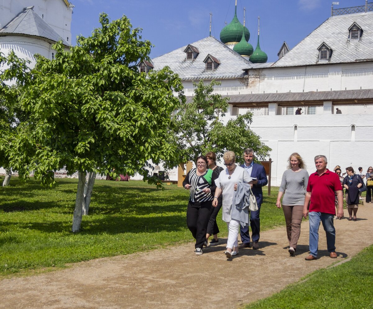 В Ростовском кремле 28 мая представители туристической отрасли Ярославской области за деловым завтраком обсудили ключевые мероприятия летнего сезона 2019 года. Открылось мероприятие, организованное Департаментом туризма региона, презентацией нового турпродукта «Сады и парки Ярославской земли». Это ‑ совместная программа Государственного музея-заповедника «Ростовский кремль», Ярославского художественного музея и Государственного литературно-мемориального музея-заповедника Н.А. Некрасова «Карабиха». Туристским группам и индивидуальным туристам музеи предлагают познакомиться с историей и культурой садово-паркового искусства Ярославской области за последние три века. 
Музей «Ростовский кремль» предлагает прогулку по уникальному Митрополичьему саду, рассказ о его истории и научной архитектурно-ландшафтной реконструкции, деревьях и ягодных кустарниках, которые были характерны для русских садов конца XVII века. Мастер-класс «Мой гербарий» в Аптекарском огороде кремля очень востребован как у взрослых, так и у детей.
Программа Ярославского художественного музея знакомит с историей сада Губернаторского дома и парка экзотических растений Музея зарубежного искусства. Во время экскурсионной прогулки посетители узнают, как сад, разбитый в первой половине XIX века, менялся в зависимости от вкусов его новых владельцев, как сложилась судьба сада в советское время.
Площадь музея-усадьбы «Карабиха» с парками и фруктовым садом - 14 гектаров. Тенистые аллеи Верхнего «французского» регулярного парка, извилистые тропинки Нижнего «английского» пейзажного парка с его вековыми липами, живописными прудами и каскадом «Гремиха» – все это погружает в атмосферу размеренной усадебной жизни, наполненной неспешными прогулками и созерцанием красот природы.

Подробная информация о новом туристическом продукте: https://www.rostmuseum.ru/posetitelyam/ekskursii/sady-i-parki-yaroslavskoy-zemli/