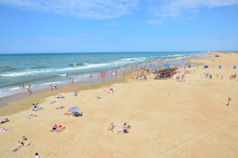 Пляж в витязево 2024. Пляж тортуга анапа. Пляж miracleon анапа. Витязево пляж мовенпик. Витязево пляж 2023.