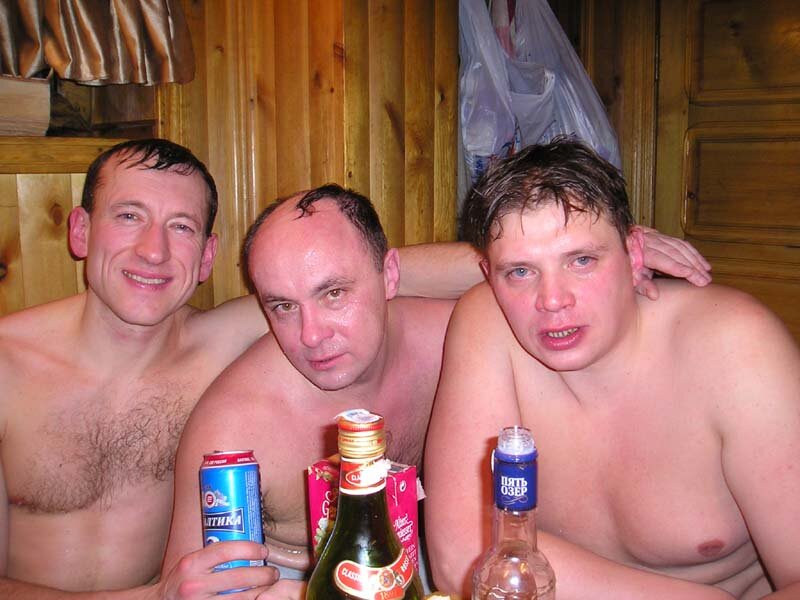 Выпить после бани. Мужики в бане с пивом. Алкаши в бане. Русский мужик с пивом. Пьянка в бане.