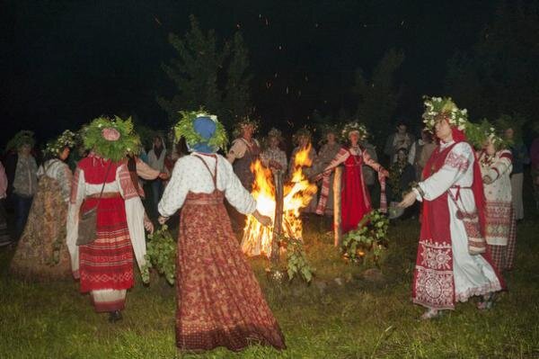 Веселье, песни и танцы – основное времяпрепровождение Зеленой недели. Чем плодотворней в эмоциональном плане проведен досуг, тем более благополучным, счастливым и наполненным событиями будет весь год. Любого гостя, посетившего дом, обязательно угощают вкусностями. Благодарность за внимание привлекает в жилище удачу и достаток.