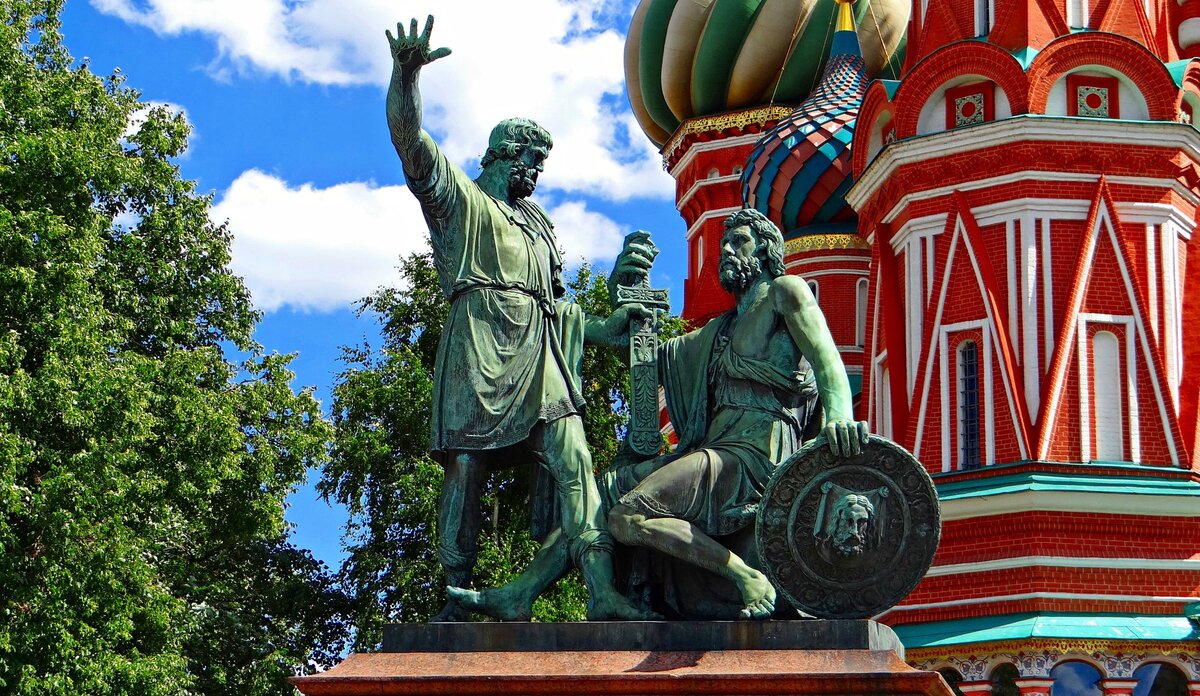 Памятник Кузьме Минину и Дмитрию Пожарскому в Москве.
