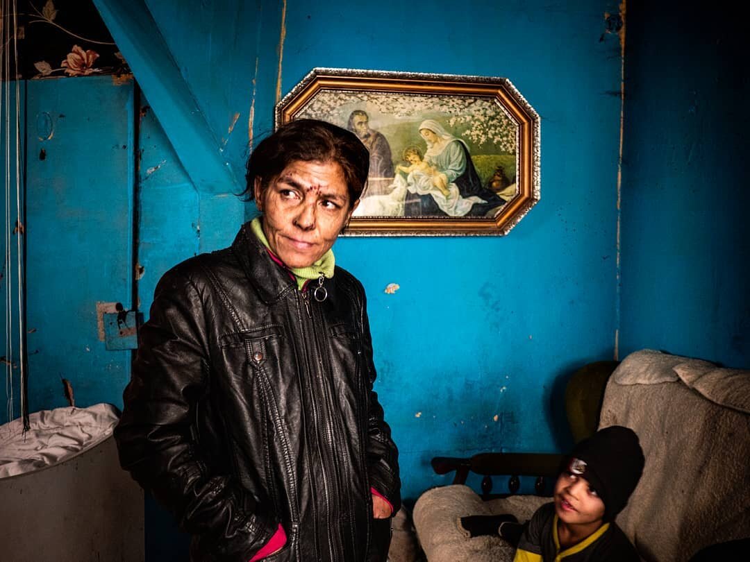 Январь 2019. Цыганка с внуком в своей квартире, расположенной в поселении Луник IX (пригород Кошице, Словакия). Луник IX - крупнейшее цыганское поселение Словакии. Около 5000 цыган проживают здесь в заброшенных с 70-х годов прошлого столетия домах. Без света, воды, тепла. В условиях полной антисанитарии. Автор фотографии: Борис Йозеф, источник: Instagram.