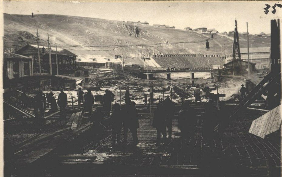 Саткинский завод. Картинка взята с сайта https://zavodfoto.mirtesen.ru/blog/43492220733/ZAVODFOTO--Istoriya-gorodov-Rossii-v-fotografiyah:-Satka-%E2%84%96-3