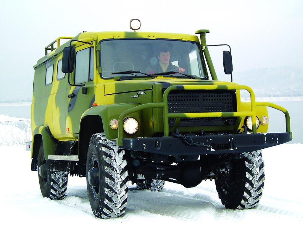 Газ-330811 "Вепрь" (вид спереди), силовой бампер с интегрированной защитой и установленной лебёдкой. Обратите внимание на шноркель, выходящий по стойке кабины со стороны водителя.