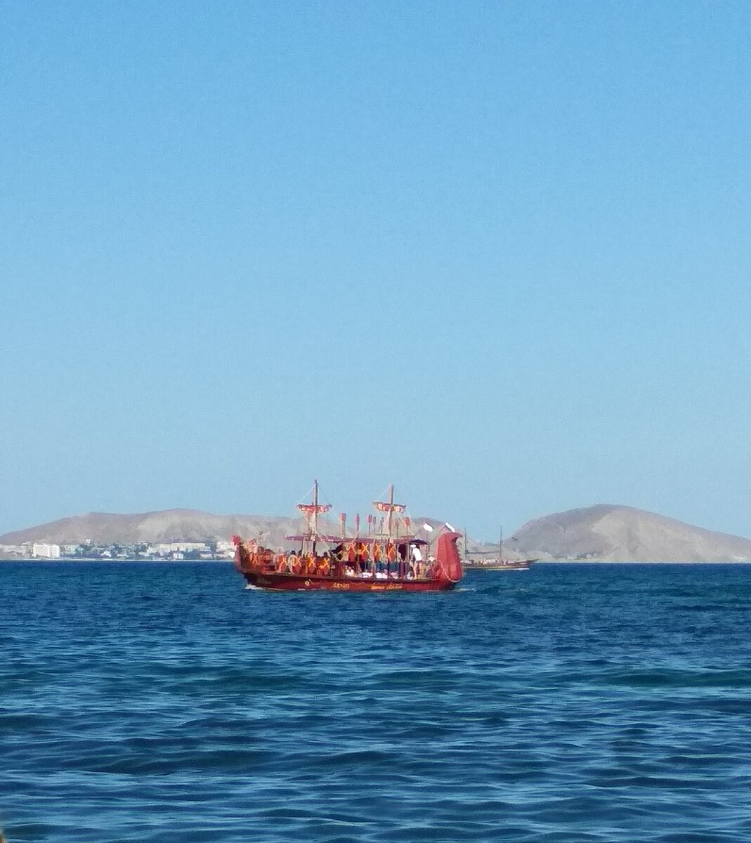 Итак друзья свершилось я в отпуске и не просто дома на диване а уже в Крыму в Коктебеле