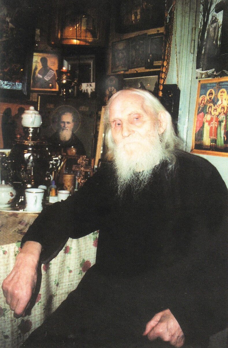 Рис. 1. Фото старца в келии