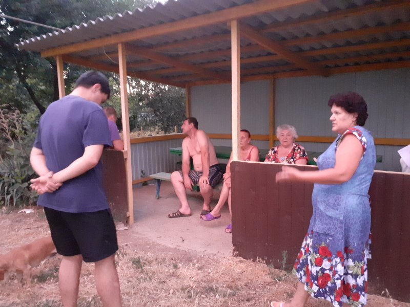 Похоже, проблемы с водой в этом районе в ближайшее время не закончатся… Теперь планируют поднять шум уставшие от систематической засухи жители городских улиц Красной, на отрезке от Южной до Трудовой, также Краснофорштадской, Кузьминского и всех прилегающих улочек и переулков. Люди мучаются уже не первый год. Воды здесь часто не бывает не только летом, но и зимой – стабильно с 23 часов до 5.00 вода отключается.
   
Мы обошли несколько улиц, «пьющих» от сахарного завода. На улицах Южной и Воронежской жалоб на проблемы с водой нет,напор хороший. Получается, что остальные жители микрорайона должны заливать воду в тазики-ведерки с утра, чтобы после работы хотя бы помыть руки и приготовить пищу. Хороший напор бывает только во время  сильного дождя.
  
Наталья, жительницы дома № 21 по улице Краснофорштадской:
- Утром напор воды очень маленький, вода идет тонкой струйкой. Из-за плохого напора колонка не срабатывает, поэтому идет только холодная вода. После обеда вода вообще исчезает и появляется ближе к 22 часам. В 23.00  ее опять отключают, причем и зимой, и летом - до самого утра. Успел помыться –повезло. Соседи жалуются, что до второго этажа вода не доходит: когда у нас идет хотя бы тонкой струйкой, у них вообще нет.
Точно также обстоят дела в домах № 15 и 17 и 19 по той же улице.
Наталья Соловьева, старшая дома № 19  по улице Краснофорштадской:

- Перебои с водой в нашем доме регулярные, ночью воды никогда не бывает. Днем кое-как есть, но большинство жильцов в это время на работе. Приходят – воды уже нет.
Любовь Алексеевна, пенсионерка, жительница дома № 15 по ул. Краснофорштадской:
- Обращались в «Водопровод», но там нас отправляют на сахарный завод:требуйте, чтобы они подключили второй насос. На сахарном говорят,проблем нет.  А мы без воды! Как можно каждую ночь воду отключать? А вдруг, не дай бог, пожар.
  
Пенсионерка права. В случае пожара запас воды в пожарной машине закончится быстро, а в пожарных гидрантах ее не окажется.
  Жильцы наперебой рассказывают, что обращались в «Водопровод», но там якобы говорят, все претензии к сахарному заводу, он обрабатывает урожай свеклы, да и в частных домах стоят насосы для полива огородов, поэтому в трубах нет воды. Работники "Водопровода" советовали всем, у кого нет воды, ставить насосы. Что эти насосы будут качать? Песок?
  Житель частного дома № 84 по улице Позиционной:- Что толку, у меня стоит насос, а воды все равно не? Грязь с песком идет тонкой струей или вообще не идет.  
Анатолий Пирогов, старший дома по улице Краснофорштадской:
 - До второго этажа вода редко доходит – давления в трубах нет. Жильцы двух квартир установили бойлеры, которые должны наполняться за день. Приходят жильцы вечером – бойлеры пустые.
  Во время опроса выяснилось, что точно такая же ситуация сложилась в социально-реабилитационном центре для несовершеннолетних по улице Красной, 90.
- Мы детей вынуждены купать днем, пока хоть какая-то вода есть, потому что знаем, что вечером воды не будет. Для приготовления пищи детям запасаемся водой заранее, - рассказывает Анатолий Пирогов, сотрудник СРЦН, он же старший дома по улице Краснофорштадской.
Как нам рассказала воспитатель одного из детских садов в том же районе, помыть посуду, воду греют в «Титане».
На днях мы получили довольно любопытную информацию.

Виталий АРТАМОНОВ, директор ЗАО «Сахарный завод «Свобода»:
- У нас проблем с водой нет, мы можем снабжать круглосуточно и круглогодично весь микрорайон, независимо от сезона обработки свеклы.  Другое дело, что городские сети, как мне известно, не способны принять то количество воды, которое мы можем поставлять.   Наши скважины находятся на берегу Кубани на въезде в город, они без проблем питают улицы Воронежскую, Южную и весь поселок за переездом, напор хороший круглосуточно. Что касается Красной, Краснофорштадской, Позиционной и остальных, то здесь город должен решать проблему, почему их сети не могут принять тот необходимый объем, который мы можем поставлять.  И в 23 часа мы никогда воду не отключали. Кто это делает и зачем, мне неизвестно.
 
 То есть весь город, включая центр, коттеджный поселок и массу новых объектов «Водопровод» может снабжать, а на социальный объект и относительно небольшой микрорайон, где несколько двухэтажек и частные дома,  воды не хватает Куда вода исчезает ночью тоже непонятно: не может она сама по себе ровно в 23.00 ежедневно и круглогодично отключаться. Ответ один – кто-то ее перекрывают намеренно.
  Скоро выборы в городской совет депутатов. Павел Подолян и его соратники из комиссии ЖКХ , кроме Федорова, не баллотируются по этому округу.  Подолян, по нашей информации, идет в депутаты по первому избирательному округу, где вода есть всегда. Понимает, что в южной части города он не получит ни одного голоса. То же самое касается председателя комиссии ЖКХ Андрея Руденко – он тоже идет по первому округу (центр города), где всегда проблем меньше, чем на окраинах.  
Сергей ФЕДОРОВ , депутат городского Совета:
- Я знаю об этой ситуации и не понимаю, чего добивается Подолян (гендиректор АО «Водопровод»). Уголовного дела?  Водозабор сахарного завода находится недалеко от кирпичного завода. Как может не поступать вода на Краснофорштадскую, если она должна идти на завод через эти улицы? Я думаю, кто-то умышленно не дает воду в эти дома, чтобы сберечь водопроводные сети. У жильцов один выход – писать письма гендиректорам АО «Водопровод» и «Сахарного завода «Свобода», ответы приложить к коллективной жалобе и направить в прокуратуру. 
  Выяснилось, что АО «Водопровод» покупает у Сахарного завода воду по 6 рублей 13 копеек и продает потребителю по 42!Жильцы, на которых тупо «наваривается» ресурсоснабжающая организация, платят по таким мощным тарифам за некачественную поставку услуги.
  Городские и «водопроводные» власти сколько угодно могут говорить о нехватке бюджета, нет денег на ремонт труб, проблемах «Водопровода»…  Людям  это совершенно  не интересно.   Им нужна вода, за которую они платят и которую по закону имеют право получать. 