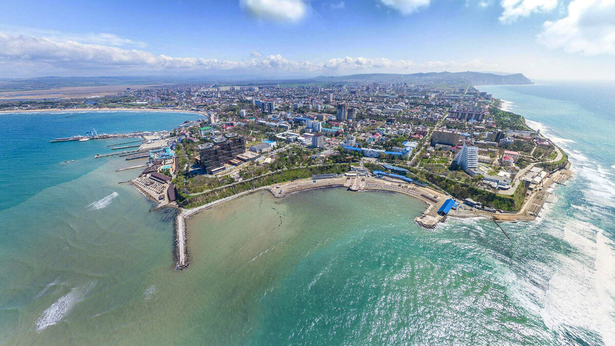 Наиболее популярным среди русских курортов еще со времен Советского Союза остается Сочи. Город протянулся вдоль берега Черного моря и с каждым годом становится все более прекрасным и современным. Влажный субтропический климат места оказывает положительное влияние на местную флору и фауну, а также оказывает благотворное влияние на организм, требующий оздоровления и закаливания. Летом средняя температура воздуха колеблется в диапазоне от 24 до 27 градусов с плюсом.