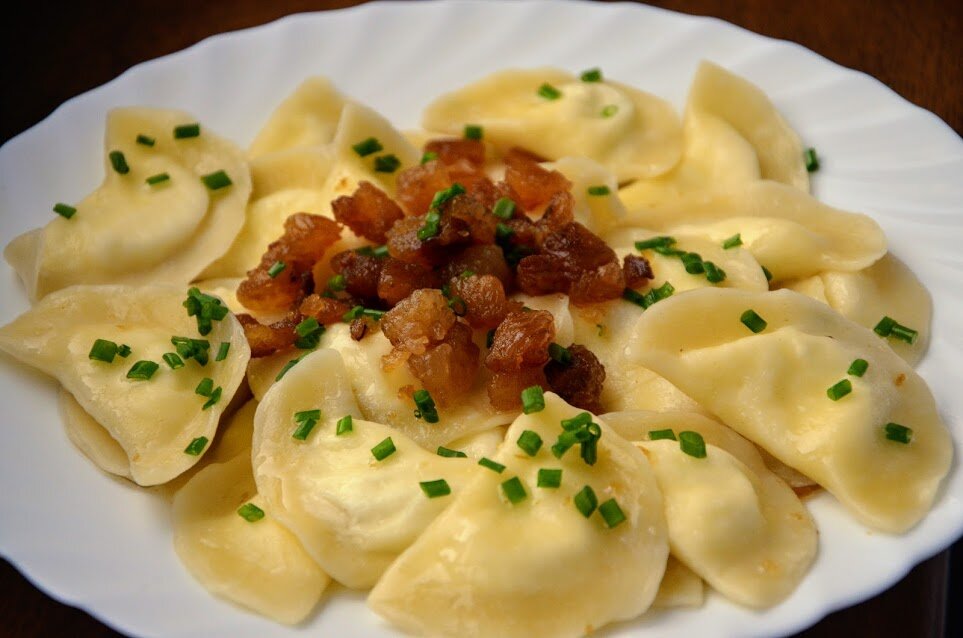 Вареники с творогом очень вкусные. Вареники. Вареники несладкие. Вареники с творогом несладкие. Пельмени с соленым творогом.