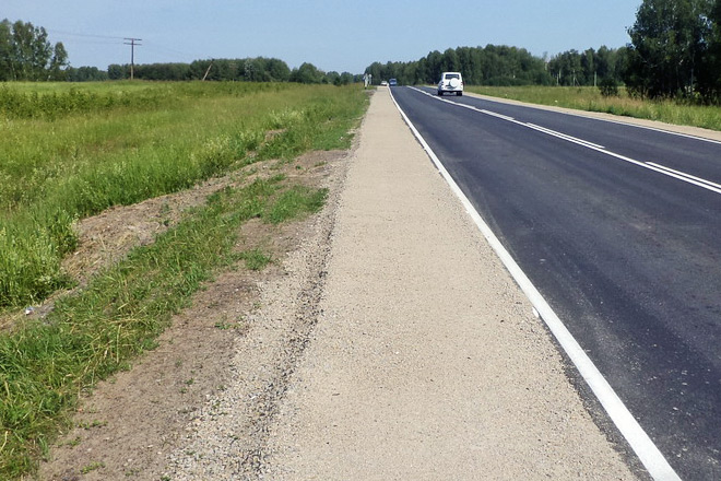 В Харку автомобиль врезался в дерево: пострадали два парня и две девушки