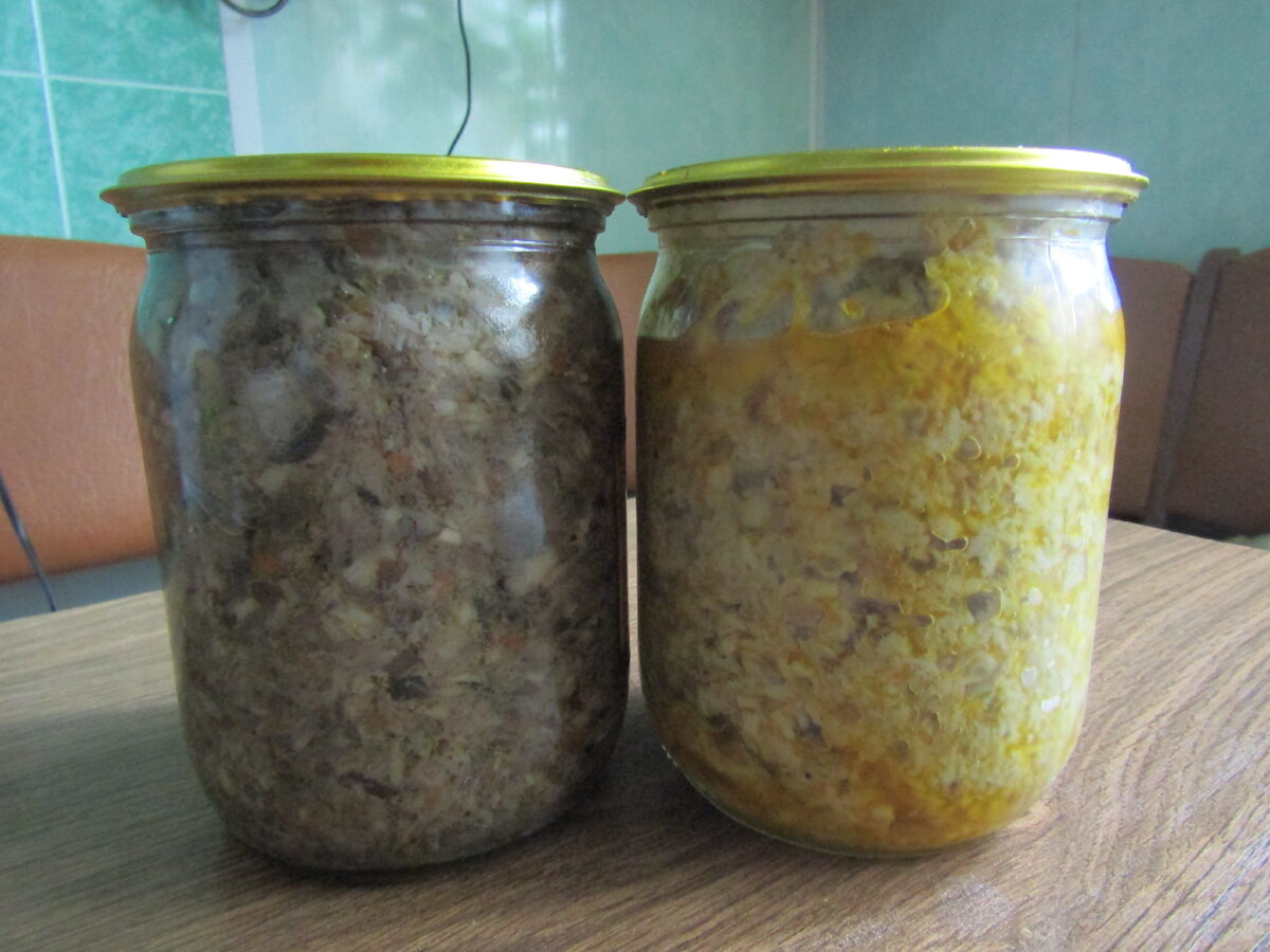 Темная - икра из подберезовиков, светлая - из белых грибов, но обе очень вкусные.