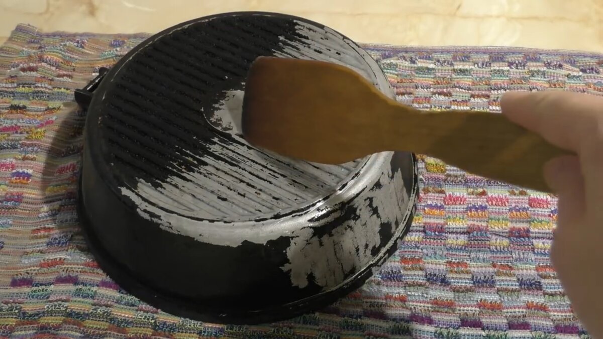 Как отмыть вафельницу. Защита вокруг сковородки от масла. Грязная сковорода с бантом. Грязная сковородка море иллюзия.