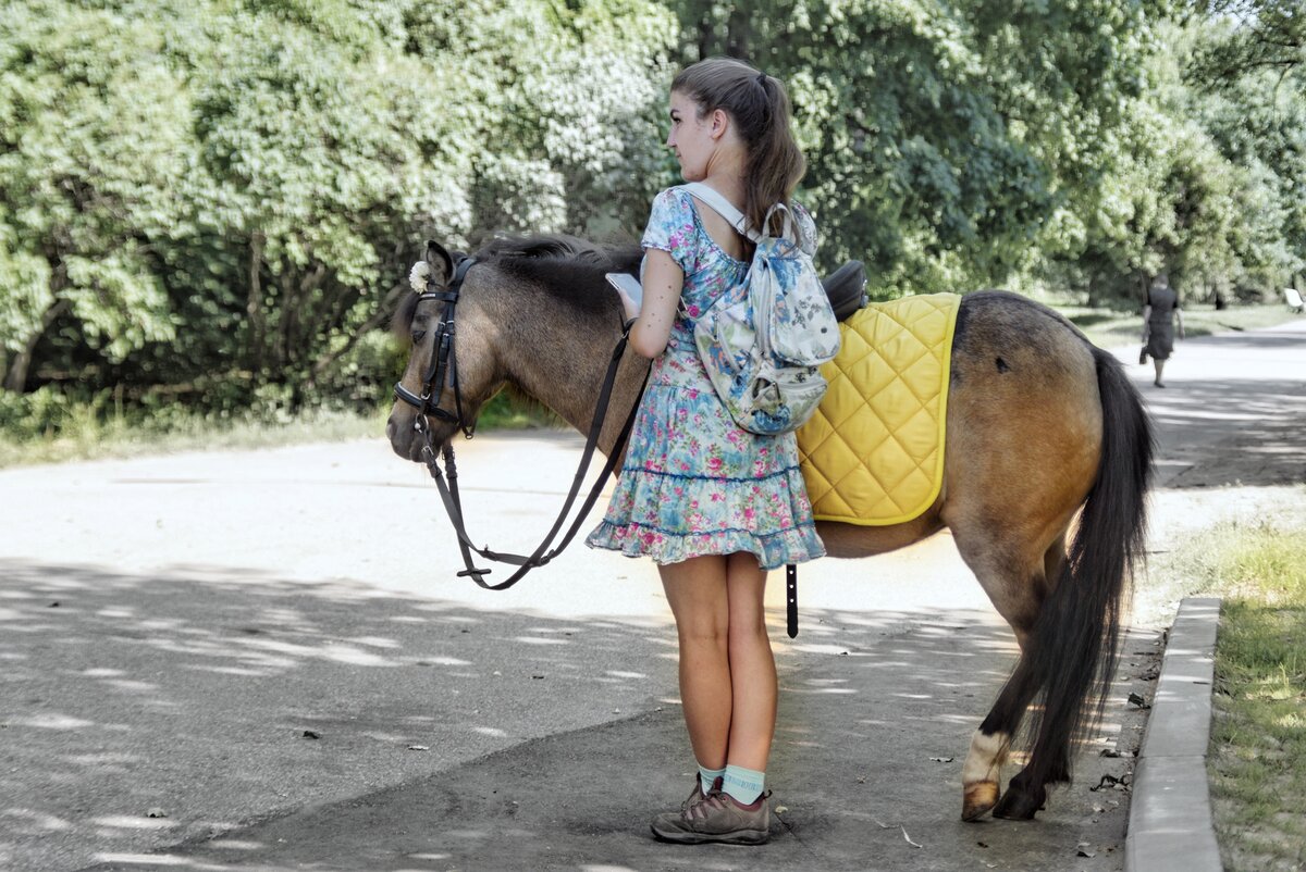 А фотка просто смешная, не было у меня не частичной луны в фотках ни мертвой пчелы, за то была такая, сделанная на диафрагме 8 гелиос 40-2, к бысрому фокусу уличной фотографии этот объектив совершенно не приспособлен, потому меня радует, когда я успеваю.