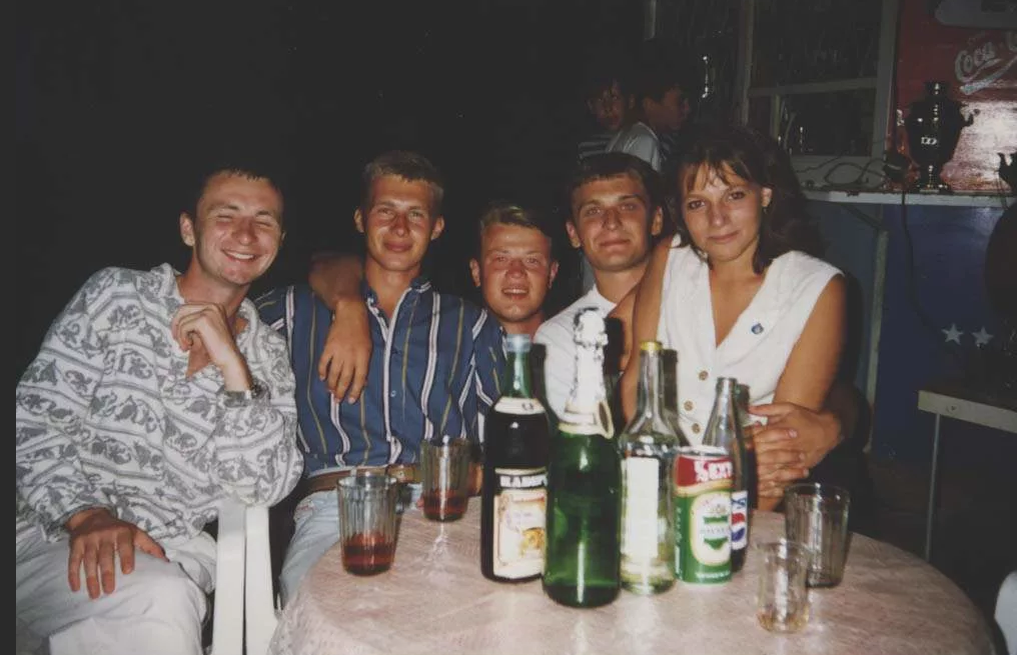 Жизнь в 2000 х. Бандиты 90-х в ресторане. Застолье в 90-е. Кафе в 90-е годы. Ресторан 90х.