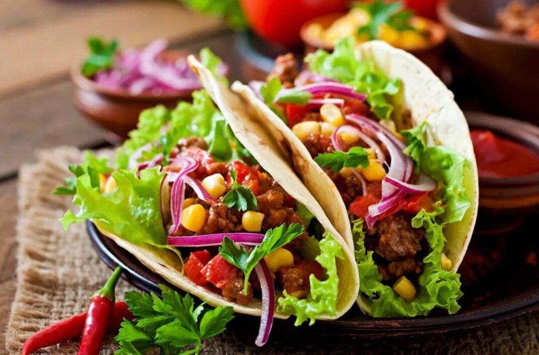 Традиционное блюдо мексиканской кухни. Тако состоит из кукурузной или пшеничной тортильи, c разнообразной начинкой - говядиной, свининой, курятиной, морепродуктами, пережаренными бобами, овощами. В качестве приправы служат сыр, кинза, лук. Тако едят без столовых приборов, складывая тортилью с начинкой пополам. 

