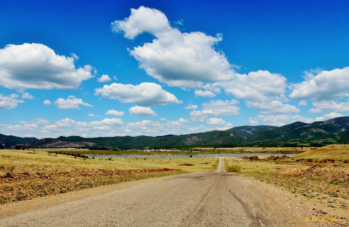 На горизонте за озером - село Ягодное