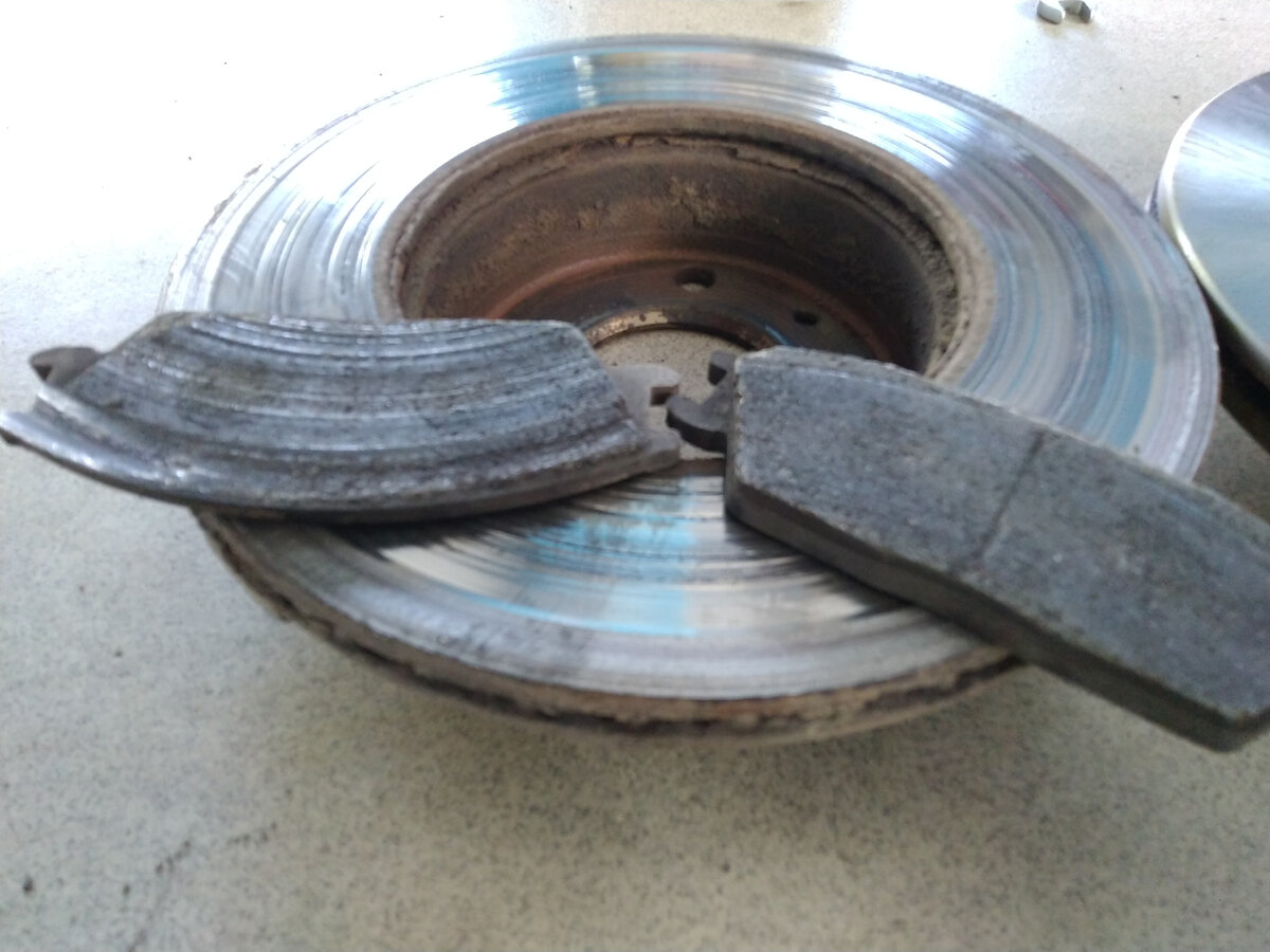 Тормозной диск и накладки.