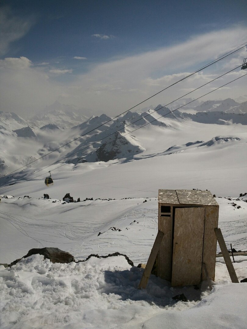 Вот так, собственно, выглядят те самые главные "удобства" на высоте 3800 и 4100 метров - сортир над пропастью