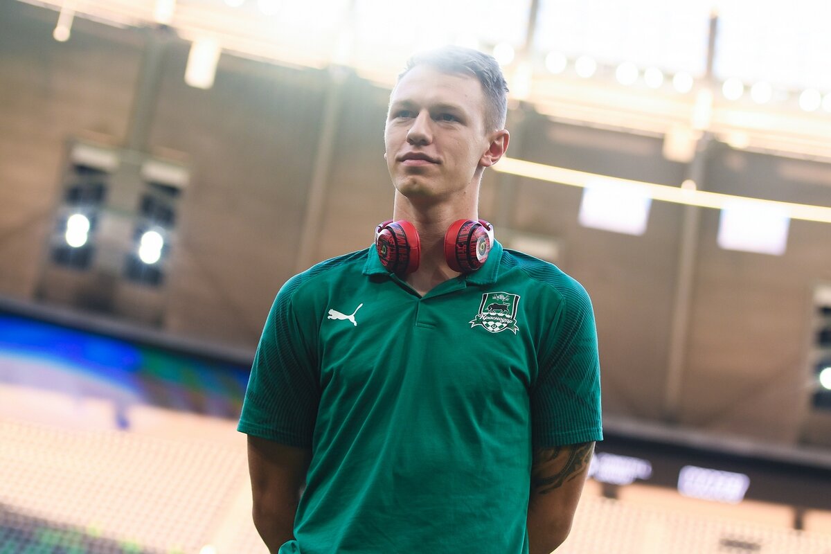 Сафонов сообщил, что ответный матч ЛЧ с «Порту» не оставил у него сил 

Вратарь «Краснодара» Матвей Сафонов прокомментировал победу своей команды над «Порту» (3:2) в ответном матче третьего квалификационного раунда Лиги чемпионов. 
 
— После игры были очень вымотаны психологически. Очень тяжелый и напряженный матч получился, сил почти не осталось. С 30-й минуты у соперника пошли навесы, еще и Зе Луиш вышел… Сейчас испытываем радость, но скоро — игра с «Тамбовом». Нужно думать о следующем матче и держать себя в руках, — сказал Сафонов в эфире телеканала «Матч ТВ».

#Сафонов #ПортуКраснодар