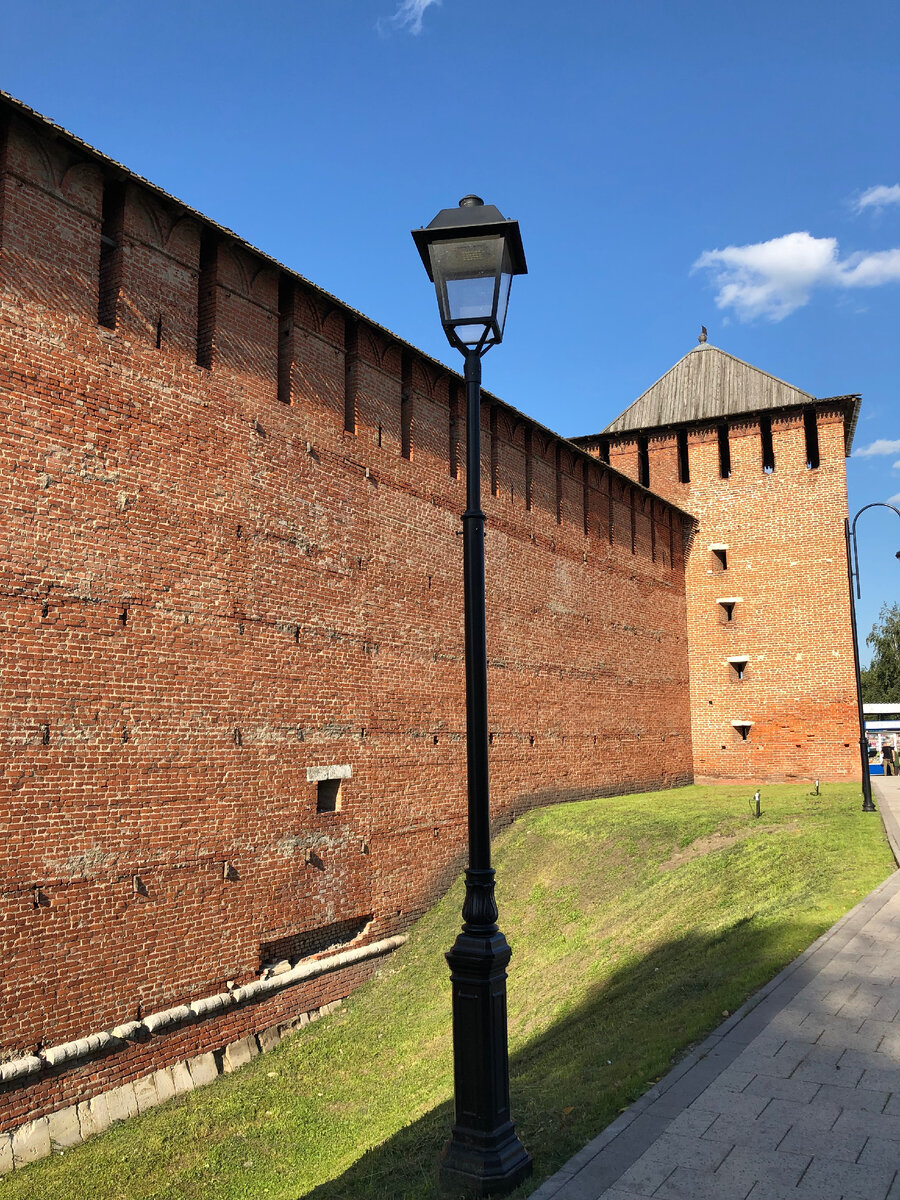 Стена и башня Коломенского кремля сегодня.