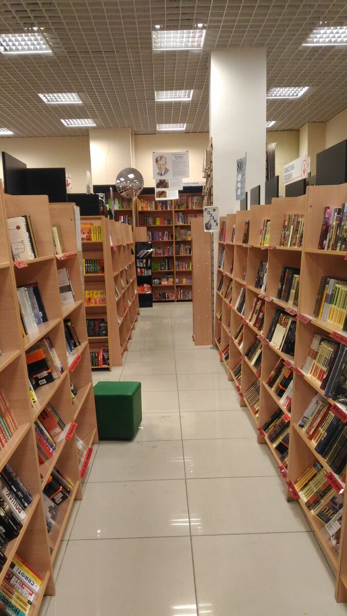 Иногда, даже просто побродив по книжному, получаешь мощнейший положительный заряд. Я готова жить в таких магазинах))) Ещё бы можно было, как в Корее, сесть и читать прямо там!