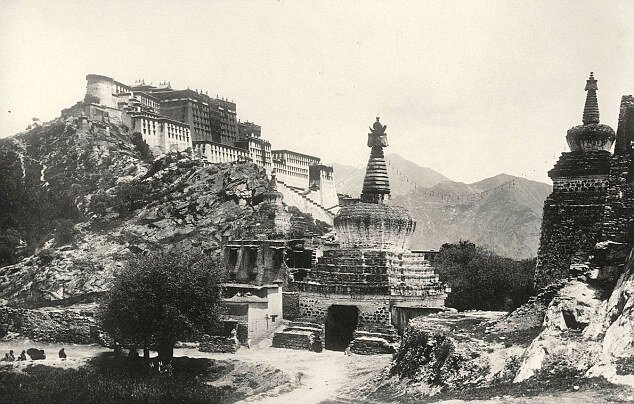 Тибет, Лхаса, 1900 г. Царский дворец и храмовый комплекс (Потала). Фотография первых русских агентов в Тибетке Норзунова и Цыбикова (с сайта http://xn--108-iddybtxbgw3cxi.xn--p1ai/2016/08/16/tibet-old-photos/) 
