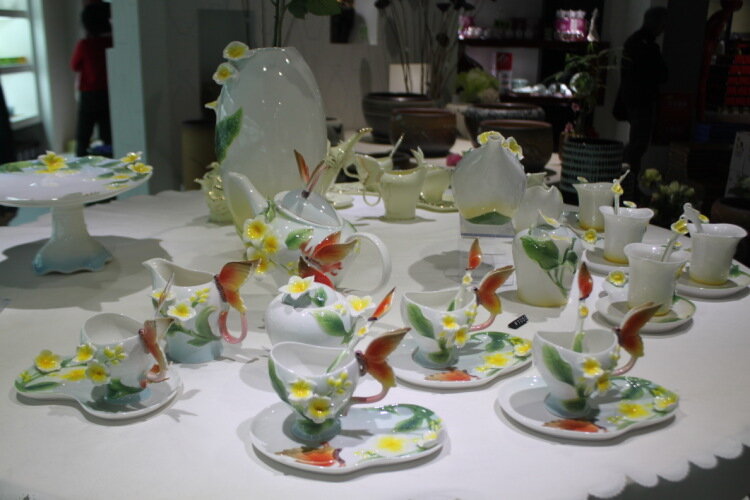 Не сувенирами едиными. Фарфоровую посуду на европейский рынок фабрика тоже производит