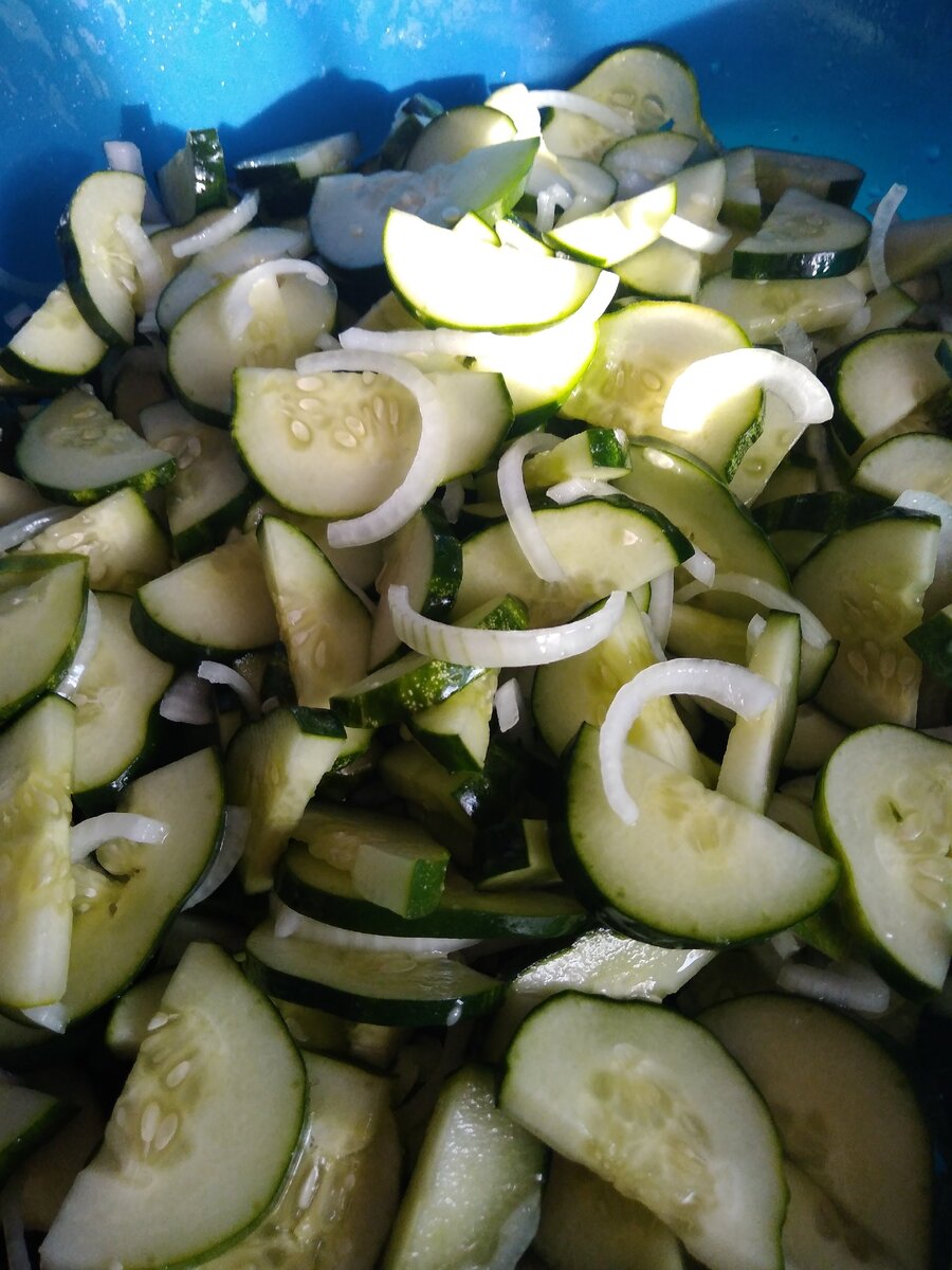 Огурцы  с луком и зеленью 