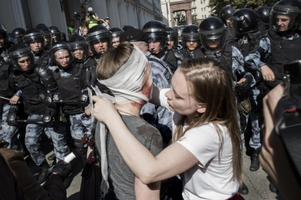 женщину не за что ударили дубинкой на митинге за честные выборы 27 июля