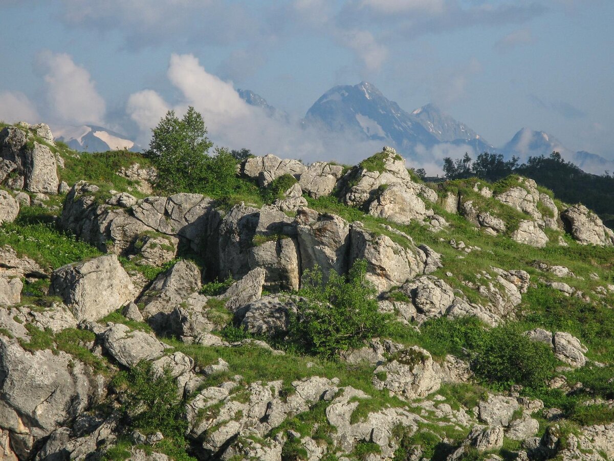 Хребет Каменное Море и далекие вершины Главного Кавказского хребта.