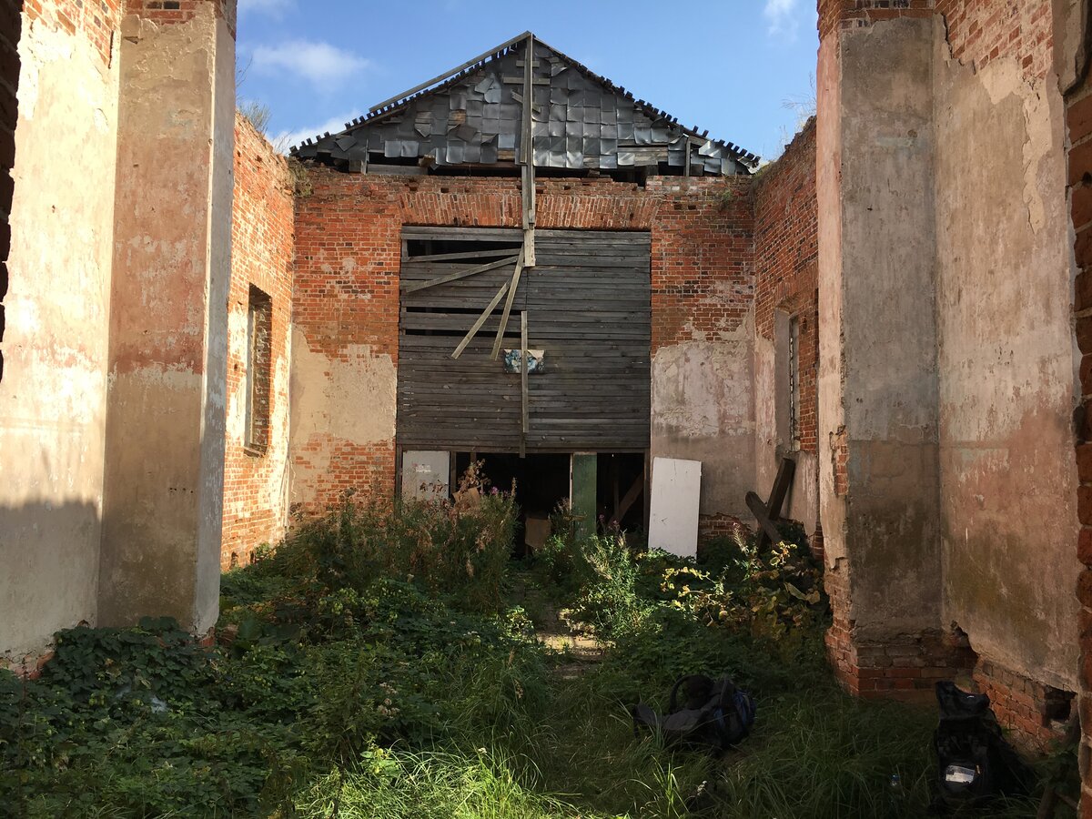 Заброшенное село Замошня в Чернобыльской зоне. Здесь работает разрушенный храм