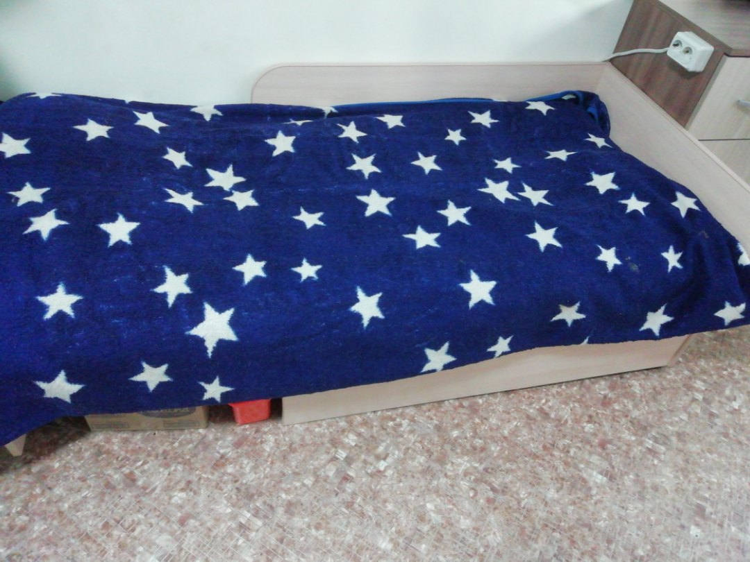 Младший разместился с нами в комнате, а старший поселился на кухне.