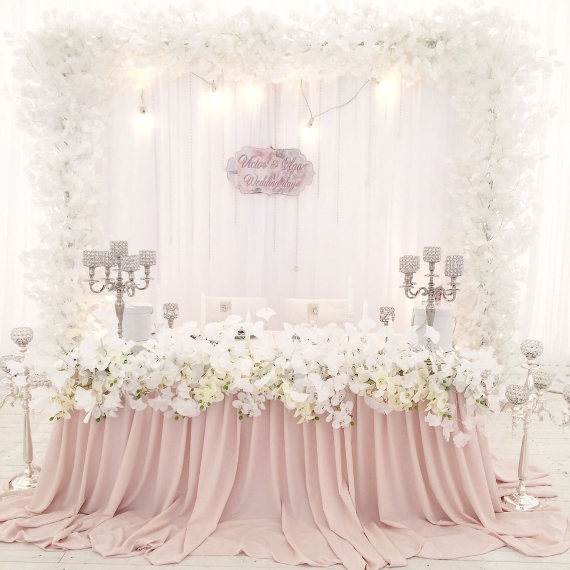 Видно, что цветы неживые. Такие можно заказать на Алиэкспресс, на это явно недешевое удовольствие.