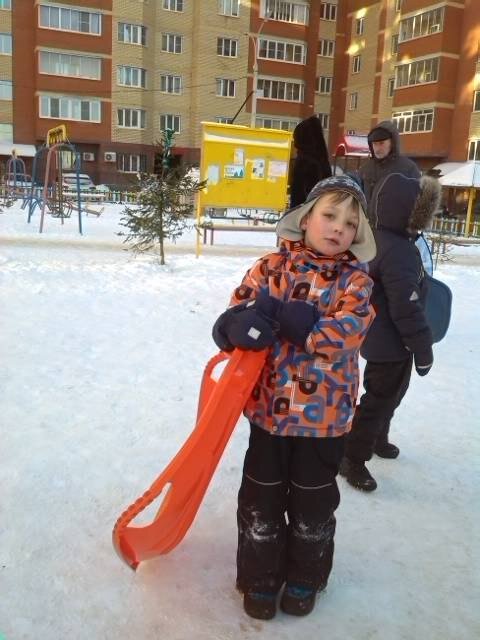 Мы полюбили морозы - в это время ребенок отлично дышит и вообще не болеет, хотя готов часам гонять с горки и на коньках
