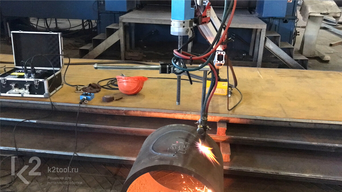 Процесс вырезки отверстия в трубе при помощи портативного станка с ЧПУ MAK-16