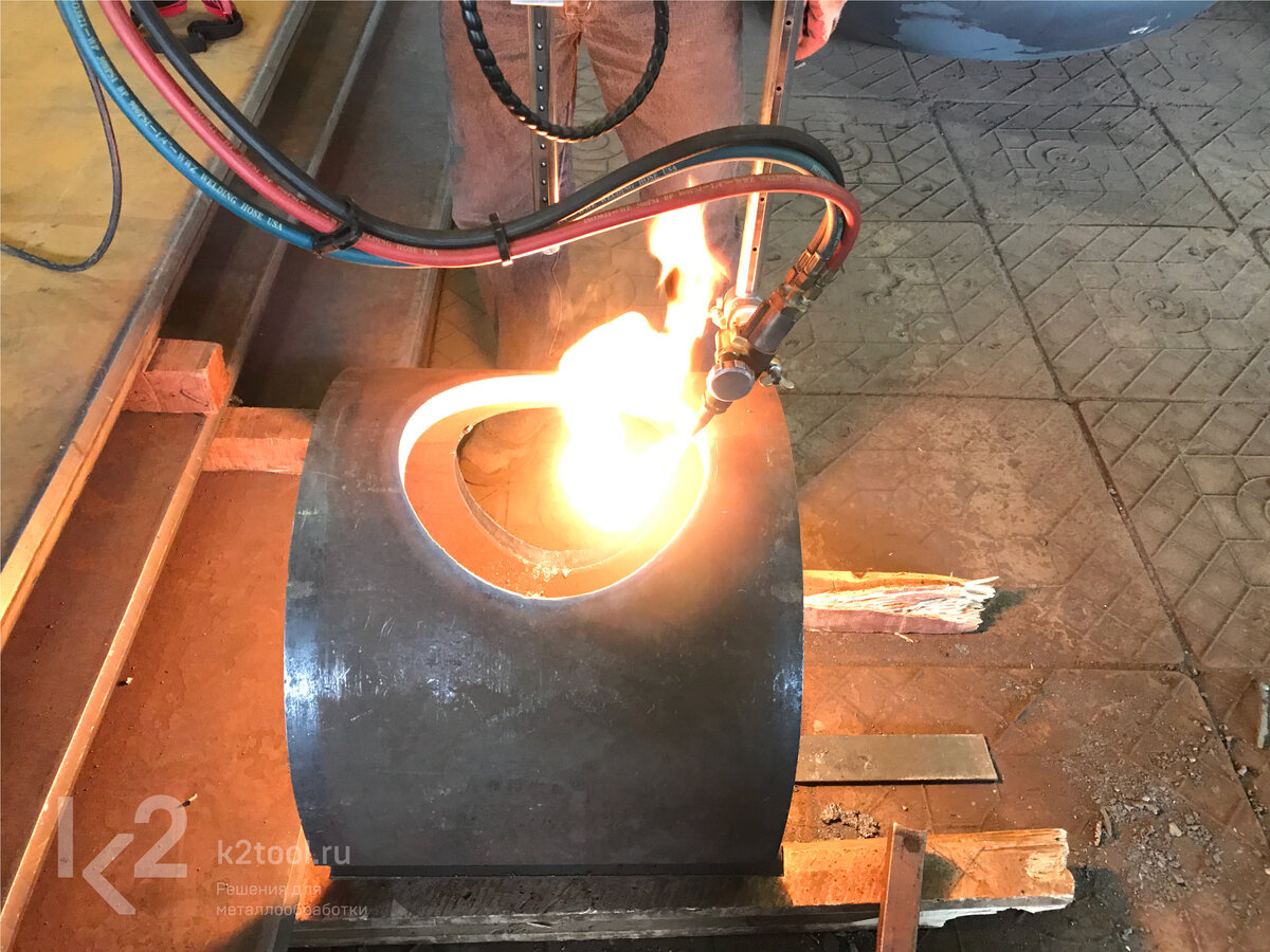 Сотрудники заказчика выполняют пробное отверстие в заготовке