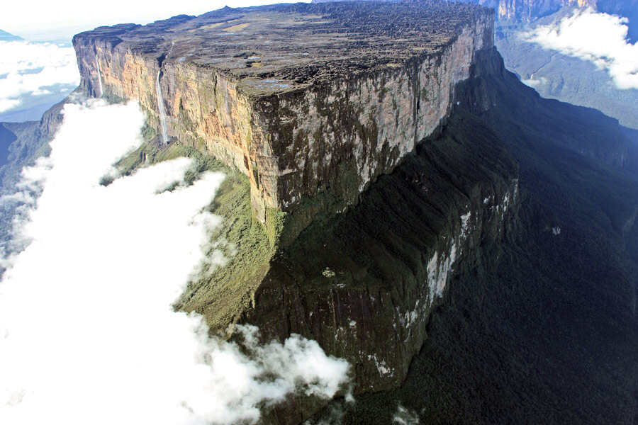 Водопад на гвианском плоскогорье. Гвианское Нагорье Бразилия. Гора Рорайма. Венесуэла плато Рорайма. Бразильское и Гвианское плоскогорье.