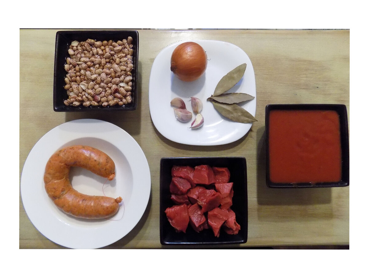 Ингридиенты готовы, фасоль замочена, время начинать! Чоризо (сарделька вполне подойдет) порежем непосредственно перед забрасыванием в кастрюлю!