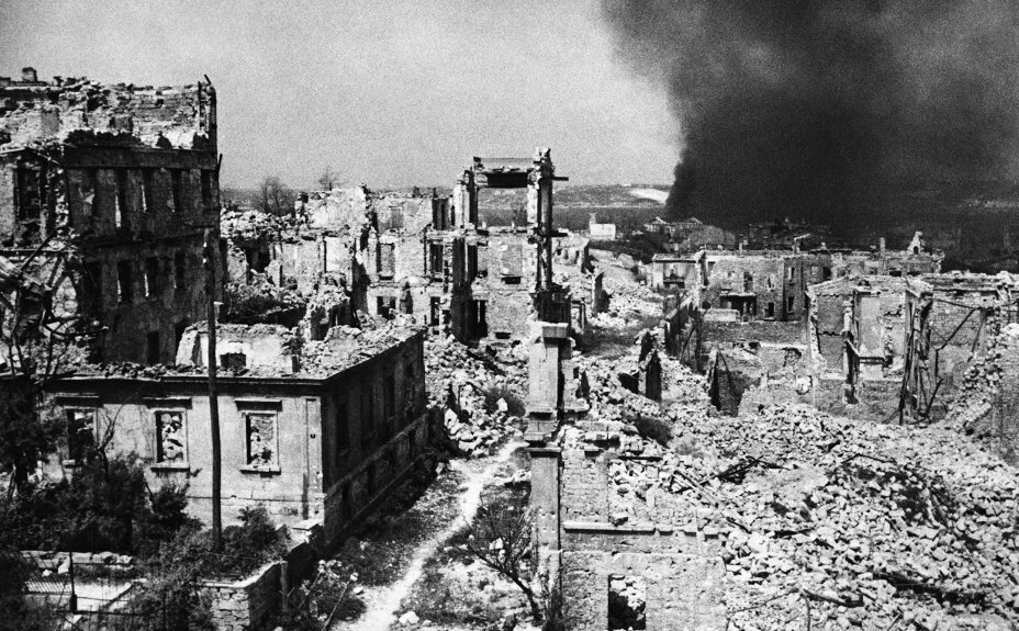 Руины советского города после изгнания фашистских войск