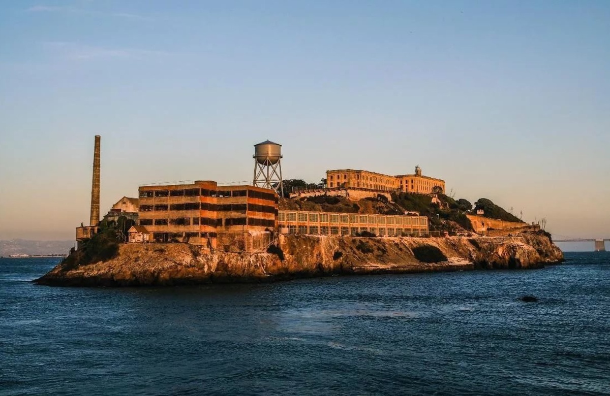 
В Алькатрасе применяли психологическое насилие. Например, в качестве наказания, заключенным запрещалось разговаривать друг с другом и даже показывать какие-либо эмоции. Если замечалось нарушение, то преступников сажали минимум на неделю в карцер. Жесткое отношение применялось в особенности к тем, кто попал в Алькатрас после неудачных побегов из других тюрем.