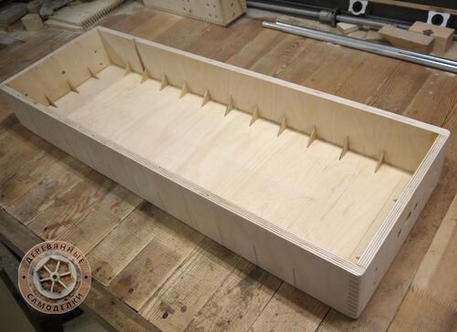 Вставки специально торчат изнутри. Это дополнительная жесткость и еще к ним легко крепить провода в жгутах.