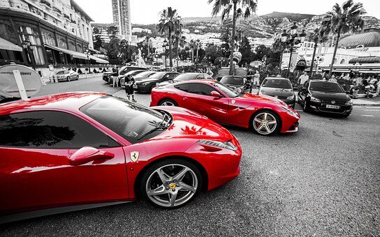 https://cdn.pixabay.com/photo/2013/10/02/22/58/ferrari-190036__340.jpg
