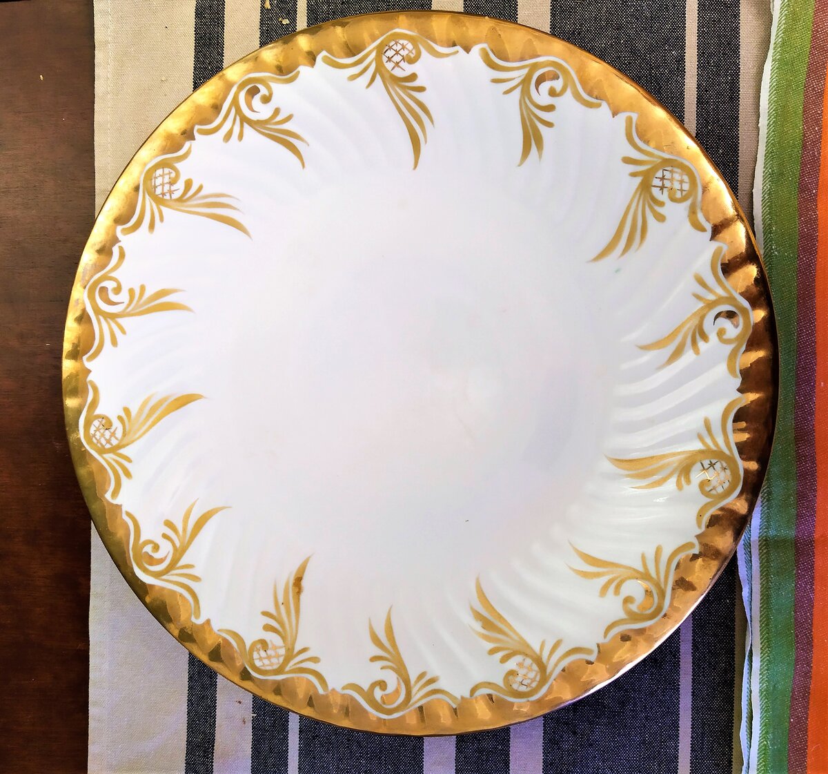 Большое блюдо с золотой каймой. Дулёво