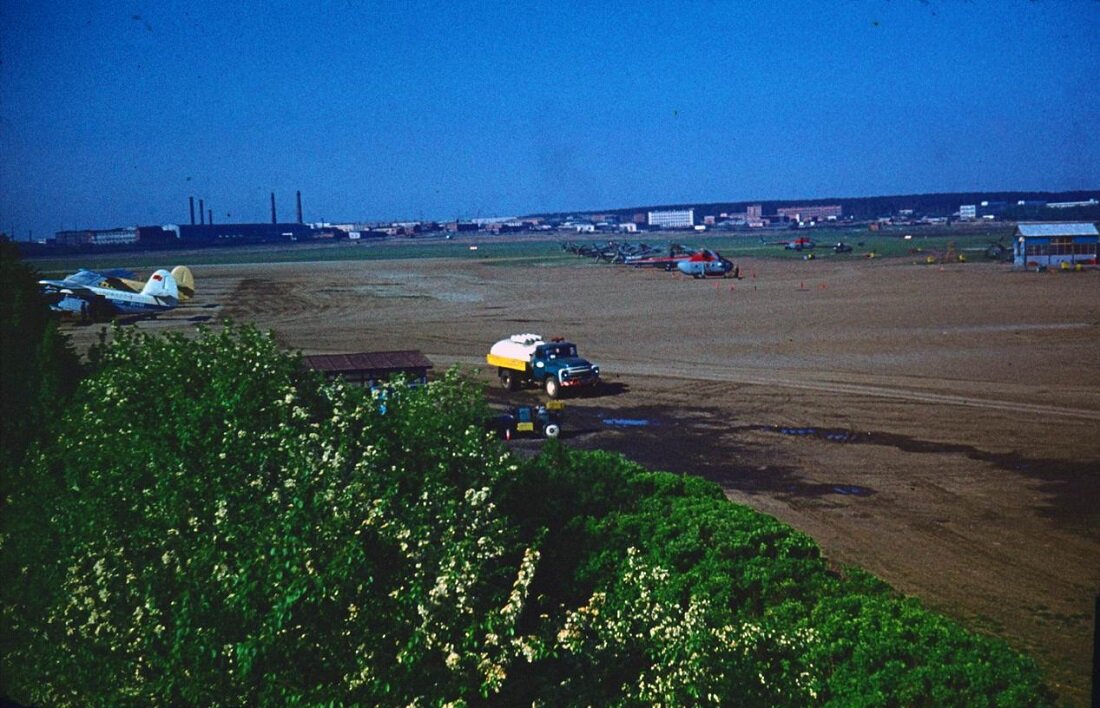 Вот на фото семидесятых годов ещё действующий аэропорт Уктус. Кстати, это фото нашлось на сайте Паствью, и всегда здорово видеть там хорошие провинциальные фотографии, а не только московские!
Источник: Форум Екатеринбург+Свердловск / Maximus
