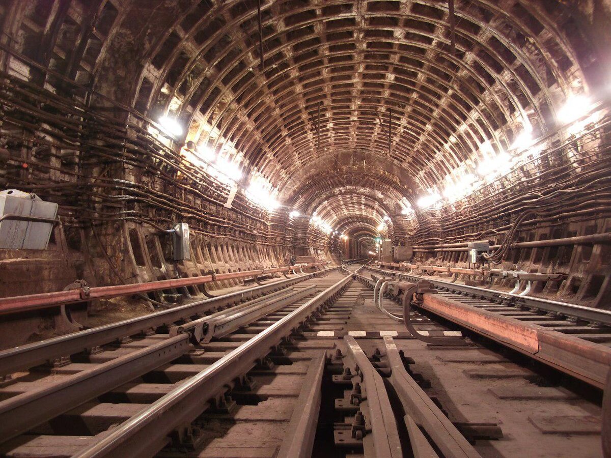 То самое место на Московской - впереди на дальнем плане видны раздвижные двери станции. Автор фото: Игнат Черняев