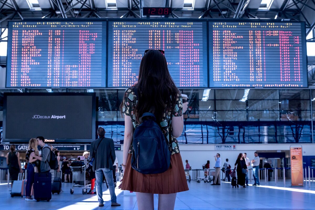 https://pixabay.com/photos/airport-transport-woman-girl-2373727/