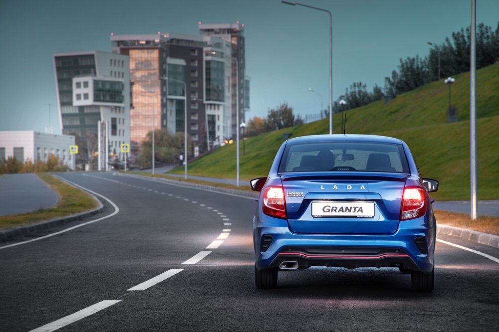 Гранта Драйв Актив — по своей сути — это седан с заниженной подвеской, визуальными атрибутами спорт-модели, но со стандартным 106-сильным двигателем.