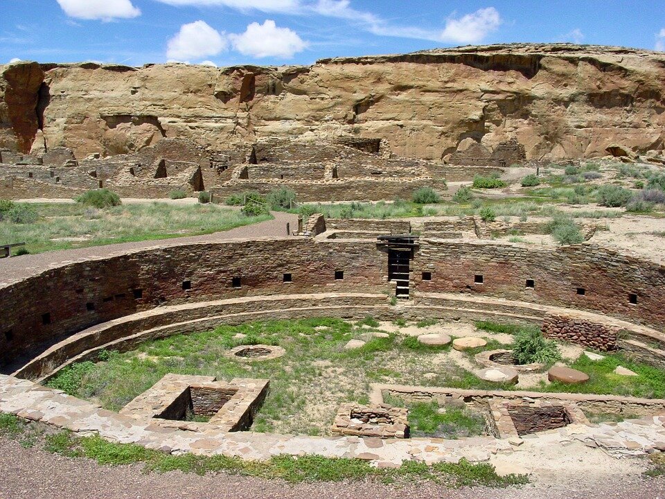 https://cdn.pixabay.com/photo/2013/06/18/03/59/chaco-canyon-139936_960_720.jpg