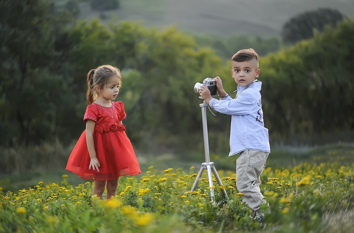 https://cdn.pixabay.com/photo/2015/09/03/08/04/photographer-920128_1280.jpg