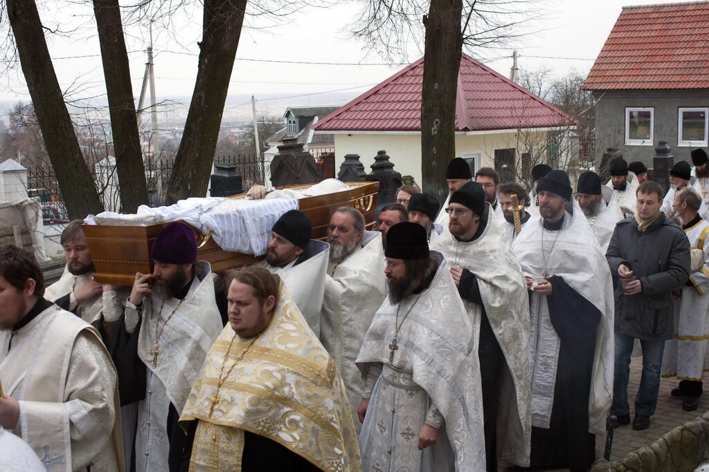 На какой день хоронят православных. Погребение священнослужителей.